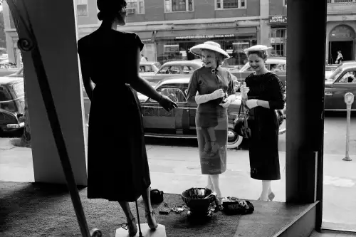 MondiLab Women looking at windowdisplay   (102622)