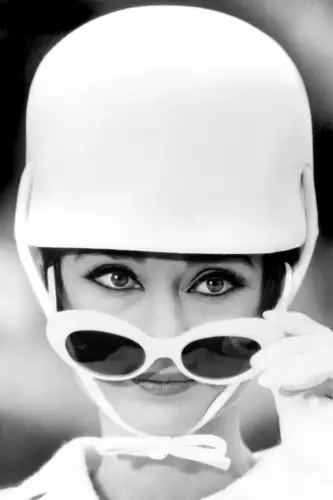 MondiLab Audrey Hepburn with cap B&W   (102675)