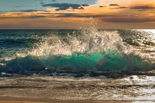 MondiLab Wave crashing on the beach  (102764)