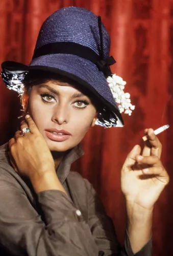 MondiLab Sophia Loren smoking a cigarette + Frame BL black (104975)