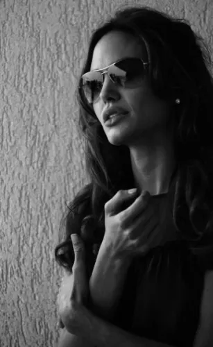 MondiLab Angelina Jolie with sunglasses (105153)